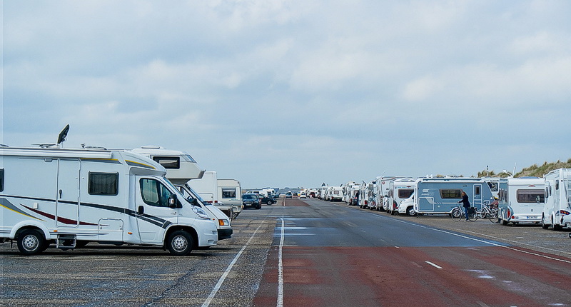 Holland 04-2014 ---20140419_0310 Kopie.jpg - Am nächsten Tag haben wir uns die Umgebung angesehen. An einem Küstenabschnitt direkt am Strand standen hunderte Wohnmobile.